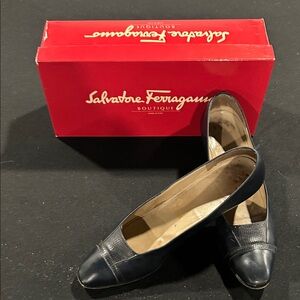 Vintage w/box -Salvatore Ferragamo Women's Navy Flats size 10AA